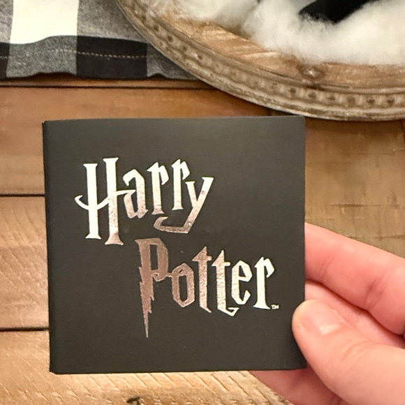 Harry Potter RavenClaw Pin - Picture 2 of 3